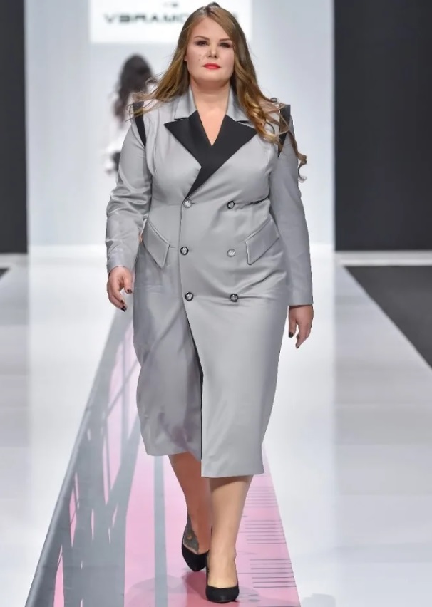 Приталенный плащ для полных девушек