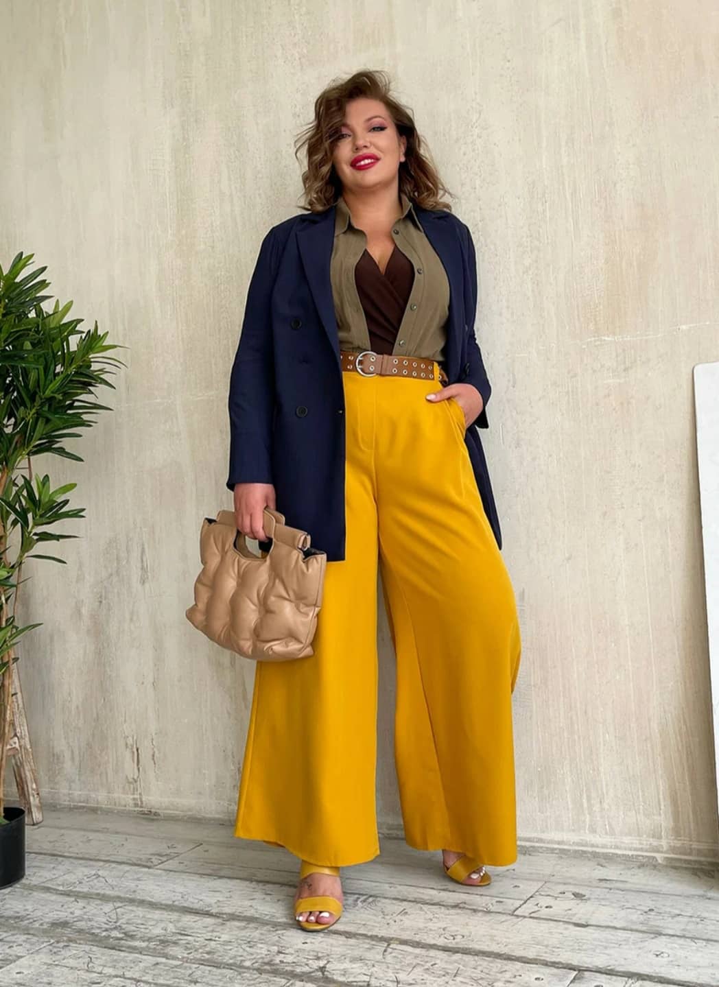 Девушка plus size в темно синем пиджаке и рубашке