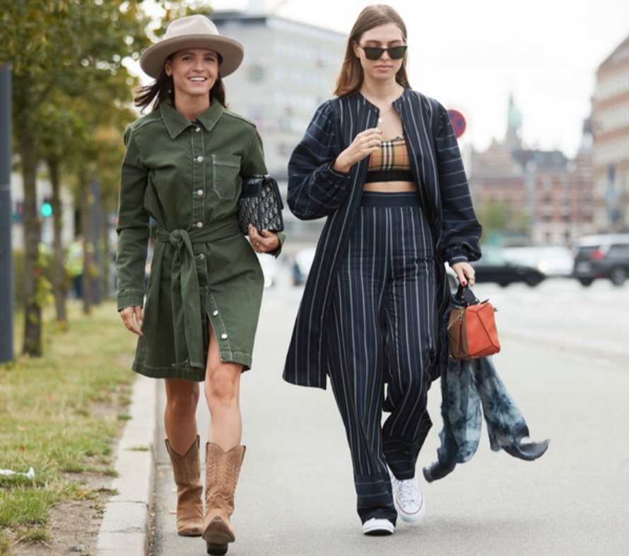 Женщина с брюками в полоску