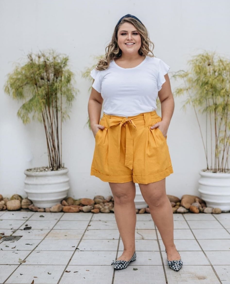 Полная девушка в домашней рубашке и шортах