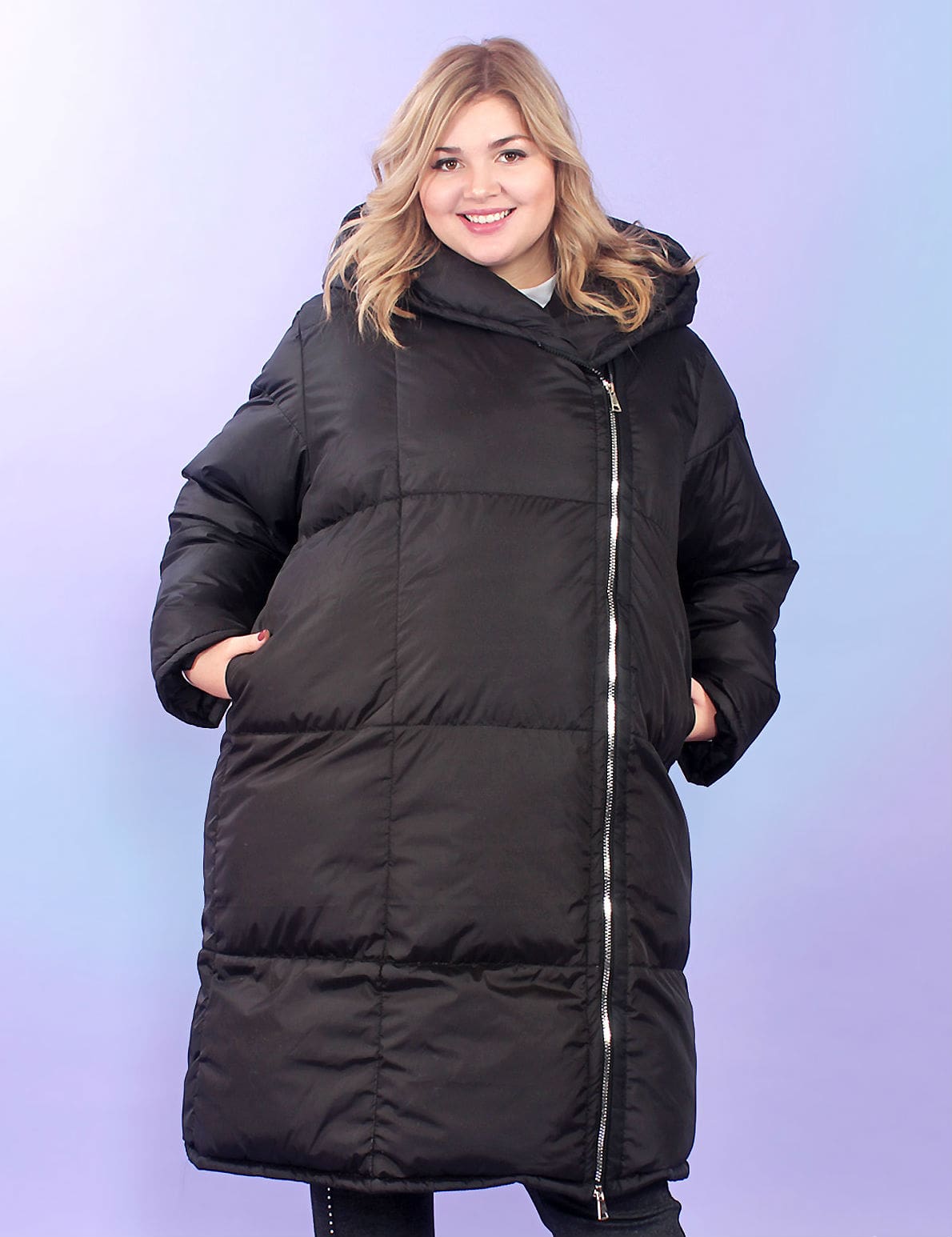 Полная девушка в пуховике