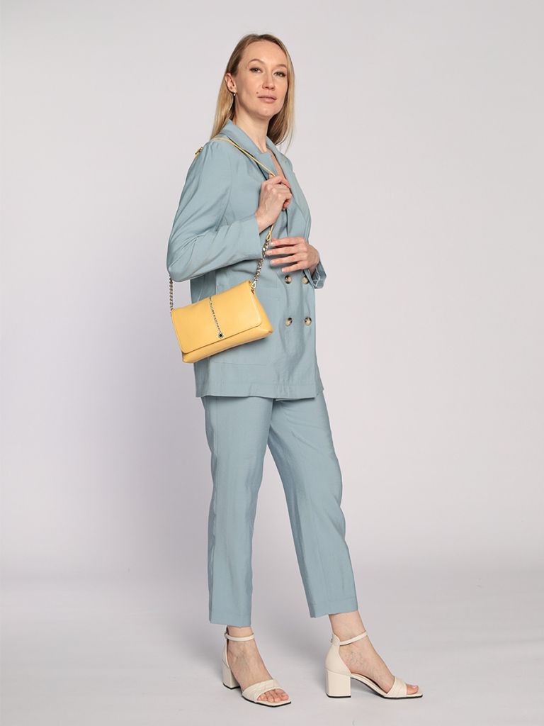 Plus size женщина в бирюзовом пиджаке