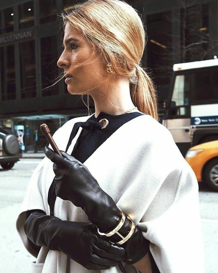 Девушка в перчатках с сумкой