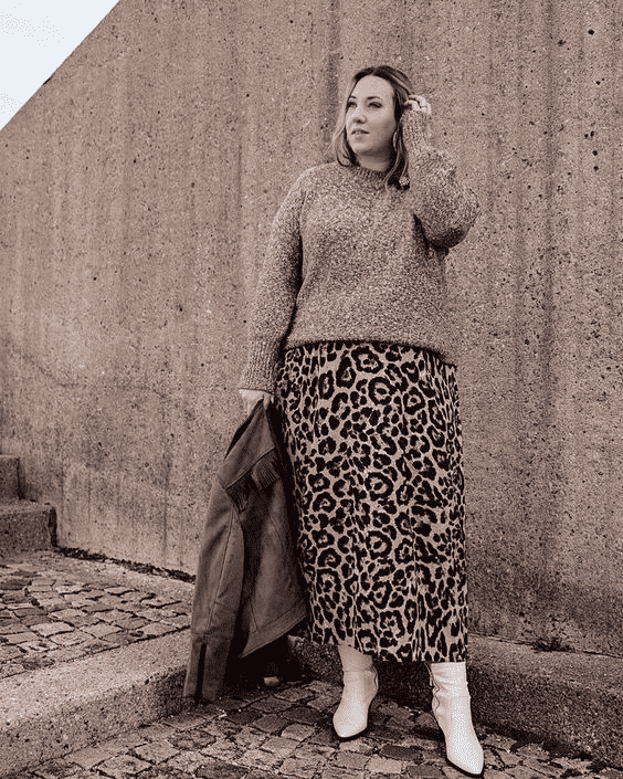 Женщина в длинной юбке и свитере