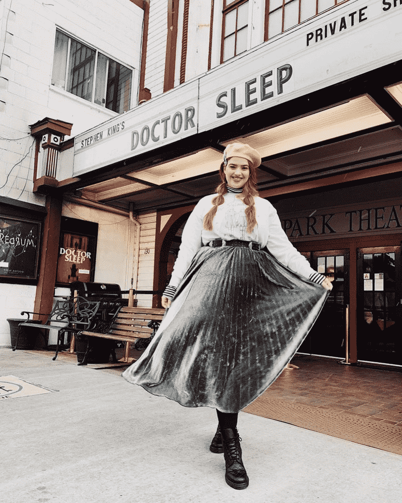 Женщина в длинной юбке и рубашке