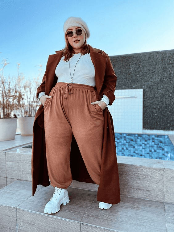 Женщина plus size в штанах и пальто