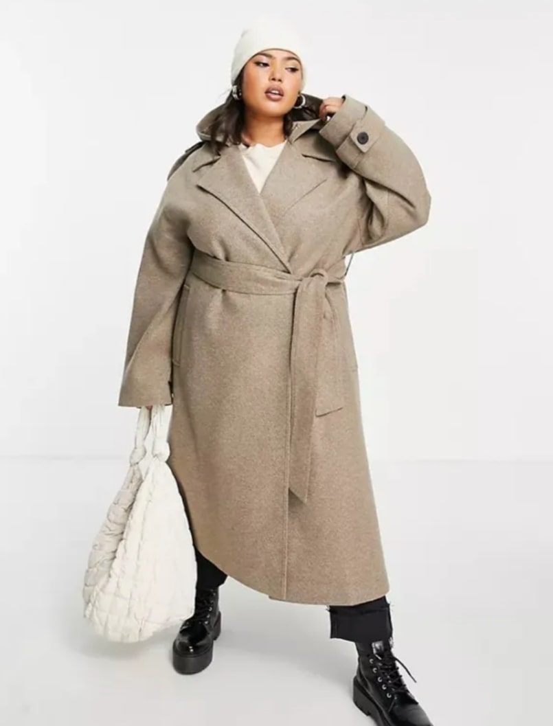 Девушка plus size в пальто