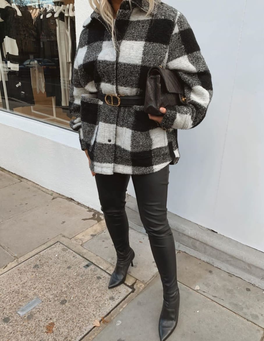 Девушка в брюках и куртке