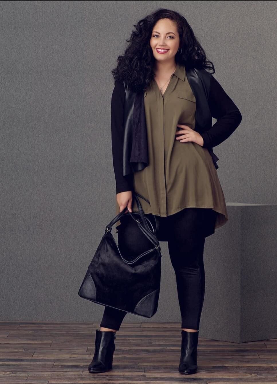 Женщина plus size в ветровке