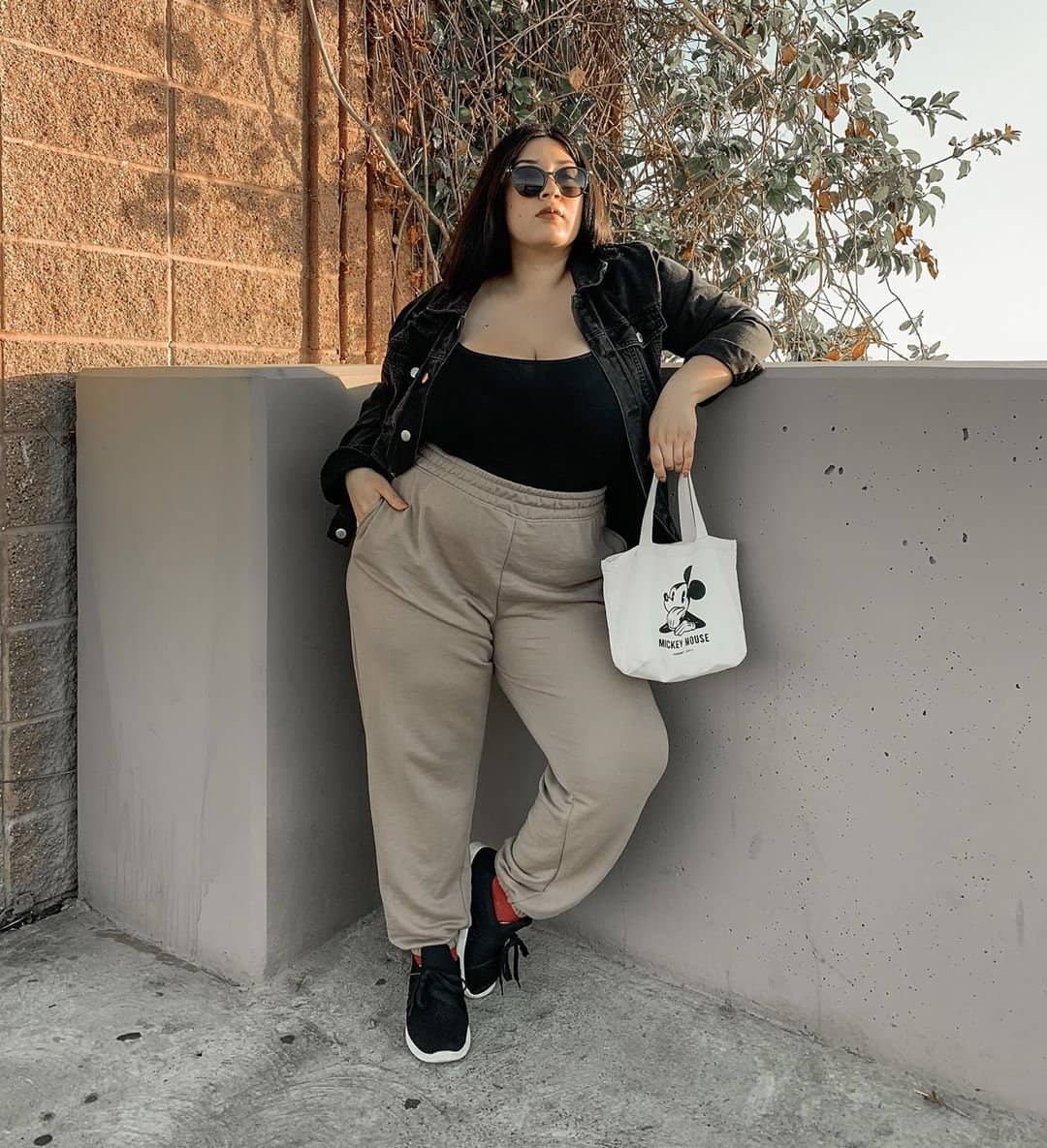 Девушка больших бежевых спортивных штанах