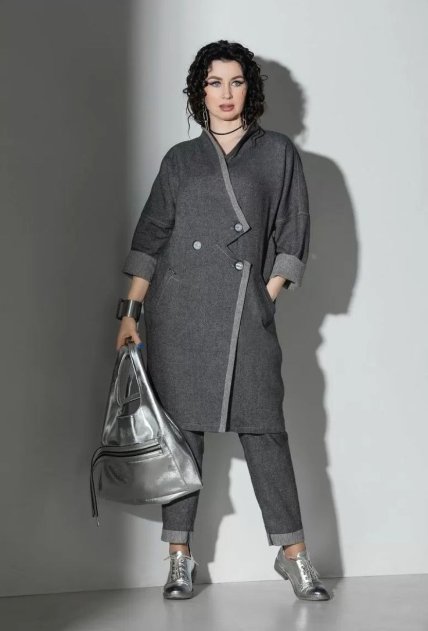 Plus size женщина в сером пальто