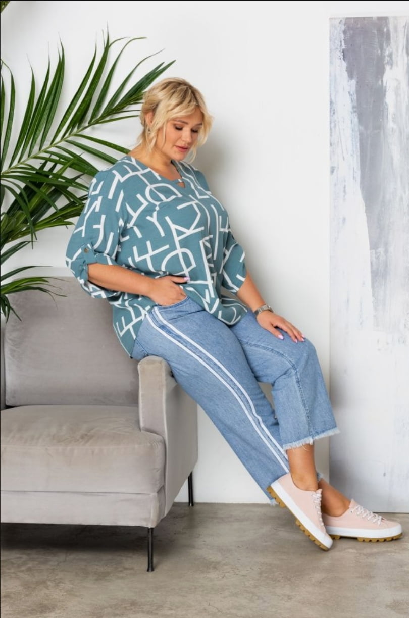 Женщина в свободной кофте и брюках