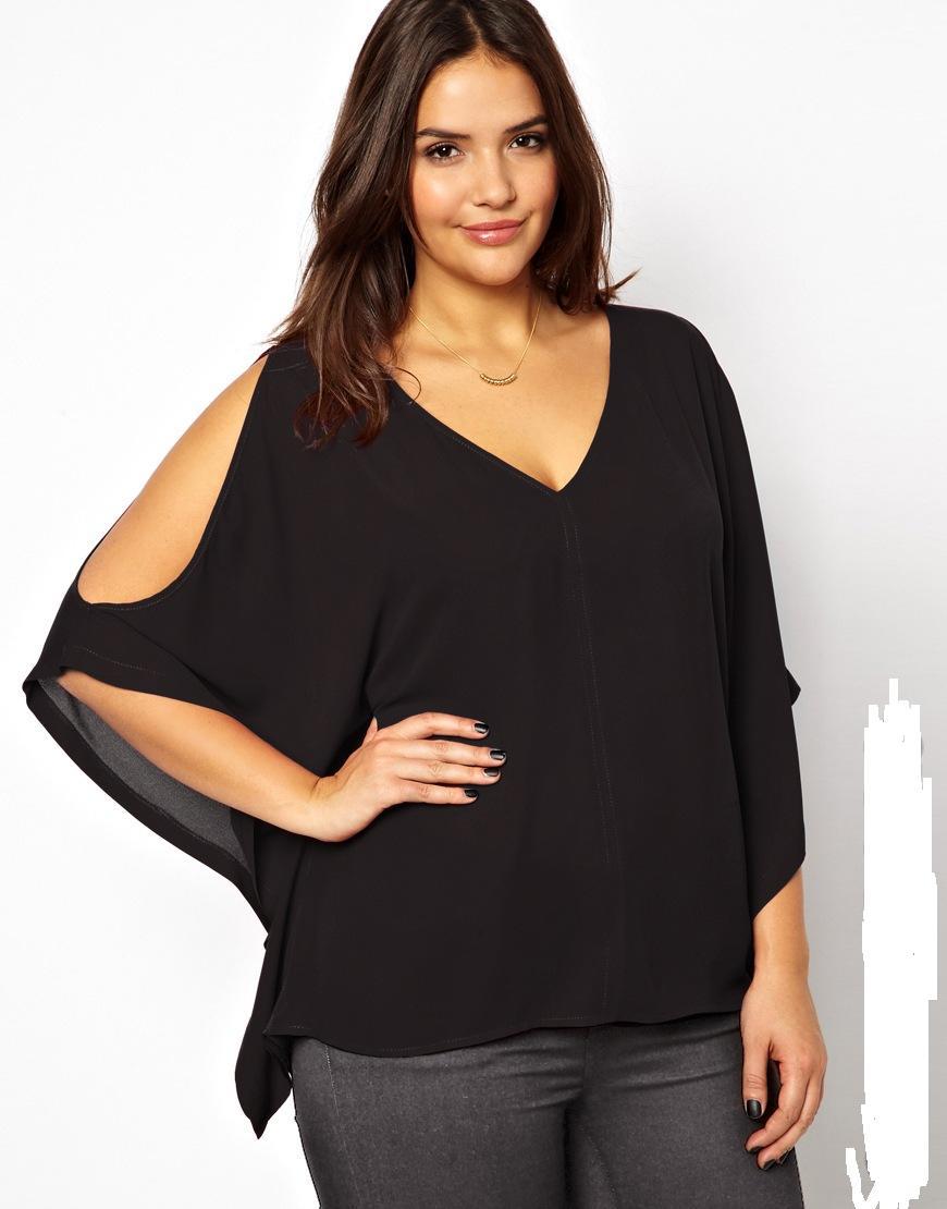 Полная женщина в черной блузке