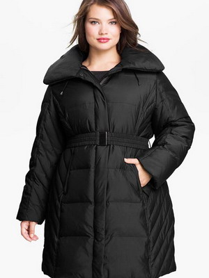 Полная девушка в черном пуховике