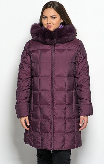 Женщина в бордовом пуховике