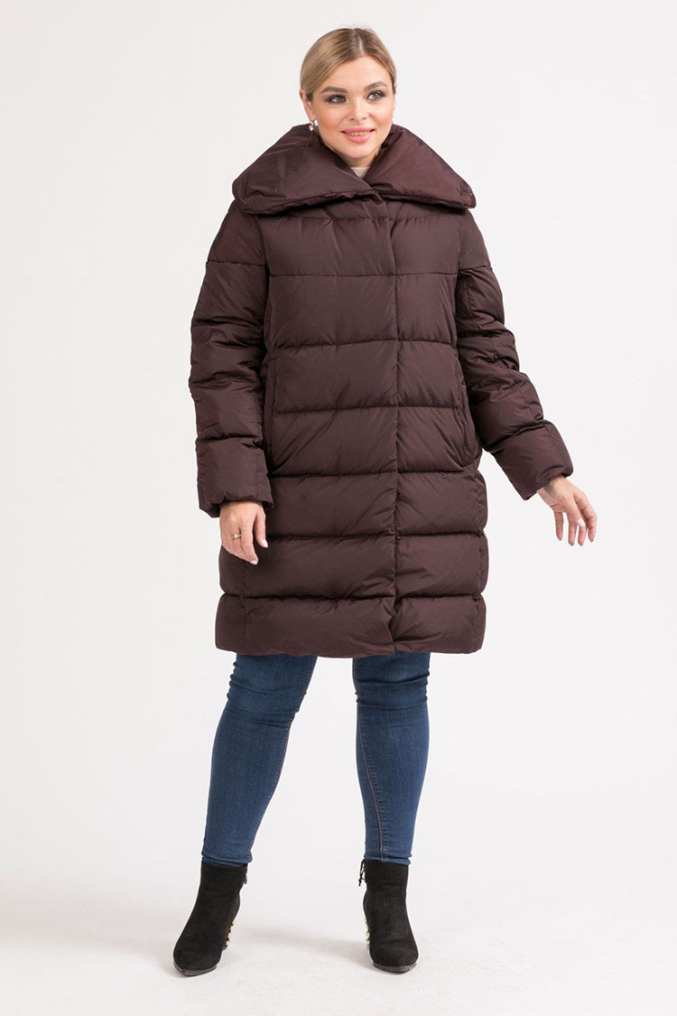 Plus size девушка в коричневом пуховике