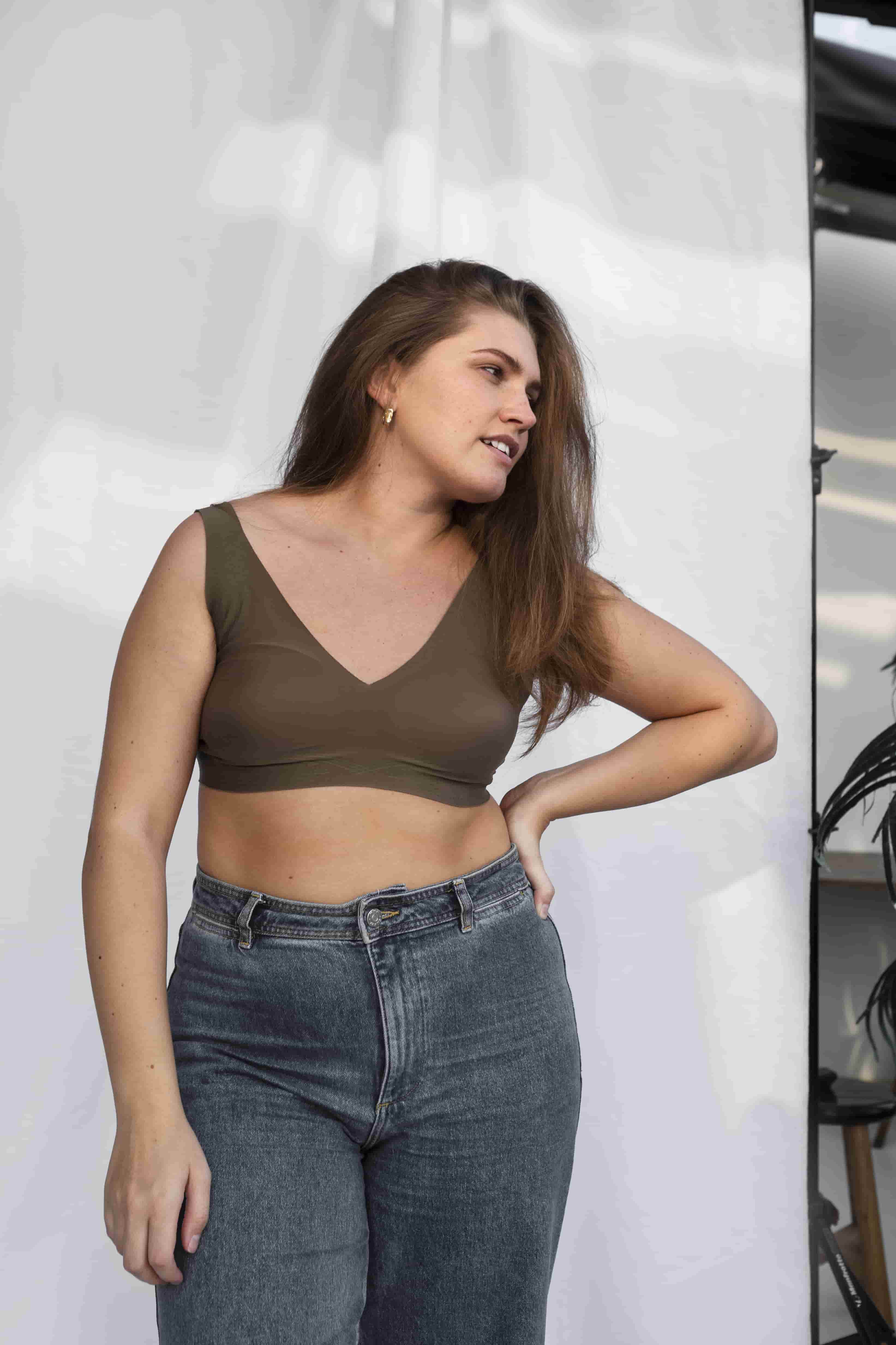 Девушка plus size в топе и джинсах