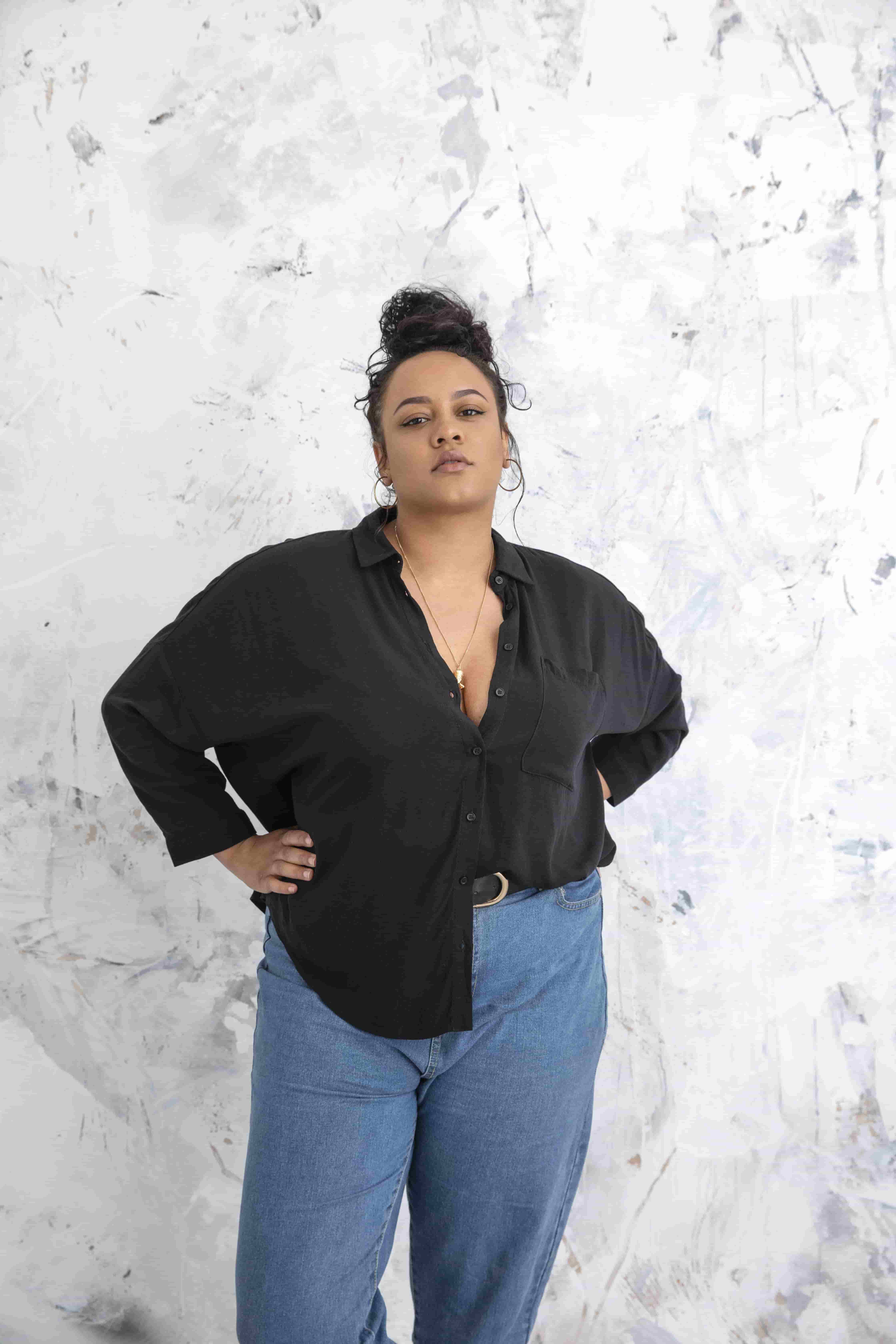 Девушка plus size в черном балахоне