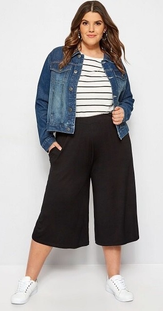 Полная девушка в черных бриджах