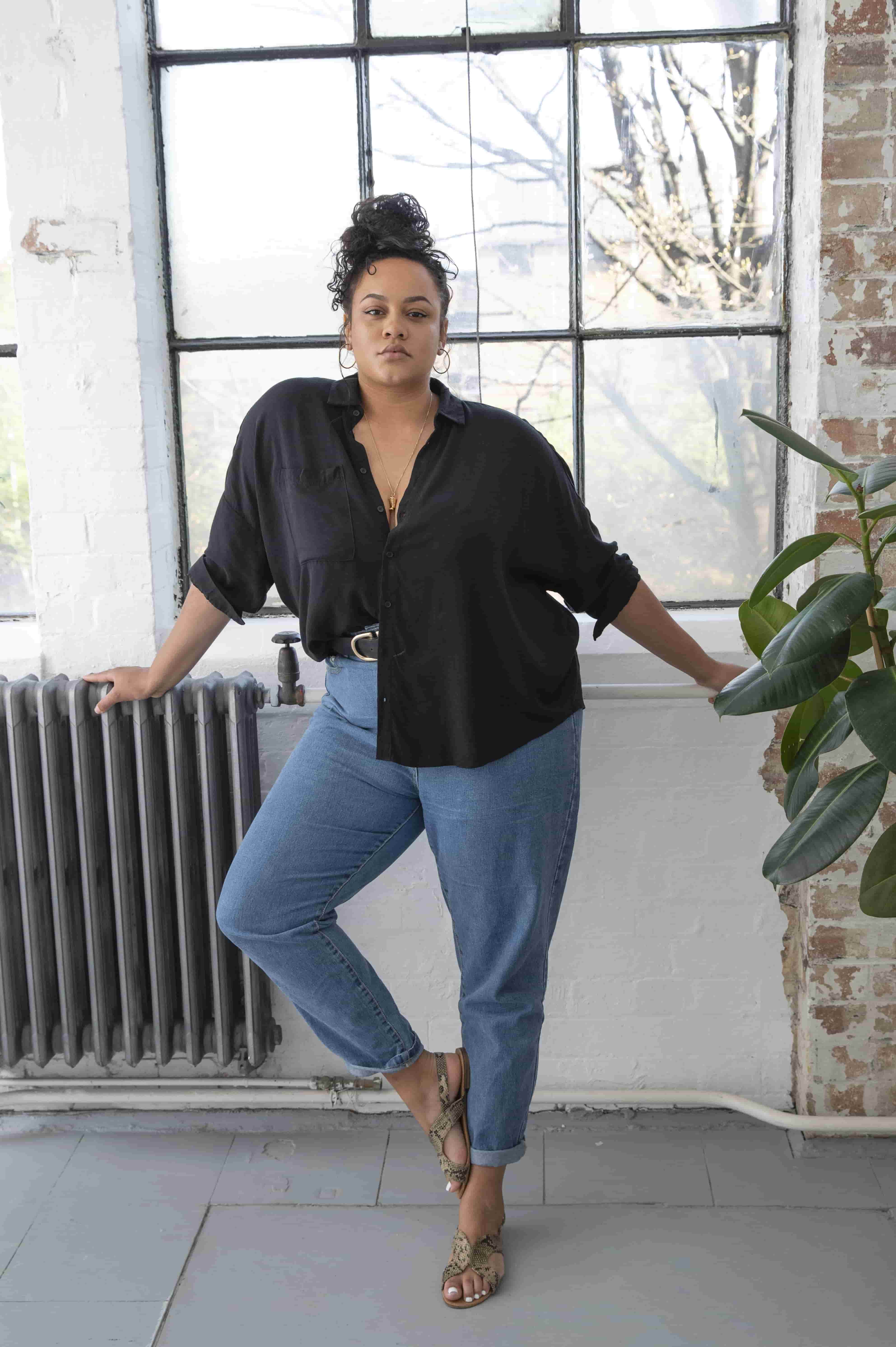 Женщина плюс сайз в джинсовых капри