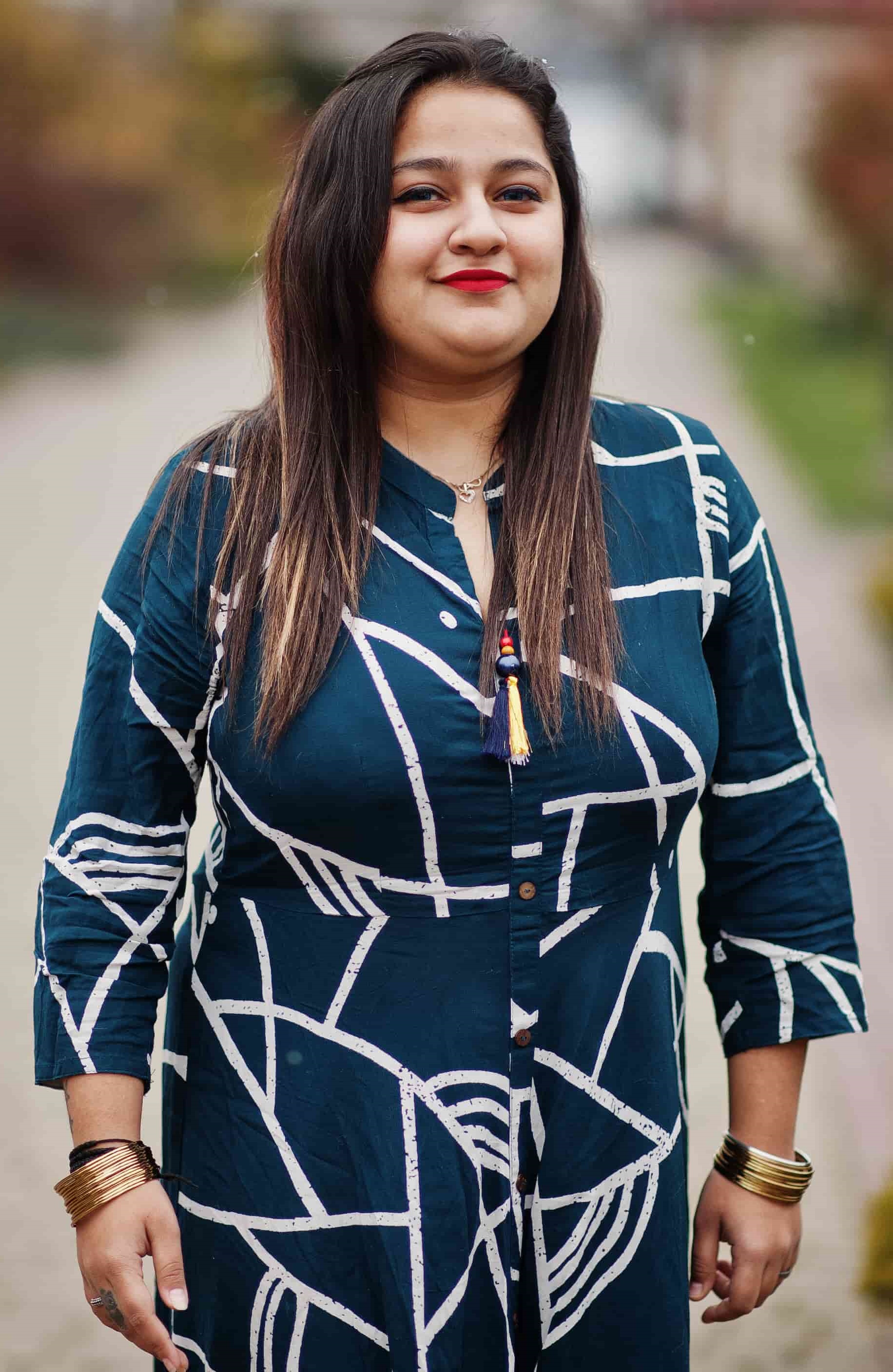 Плюс сайз девушка в темно синем платье