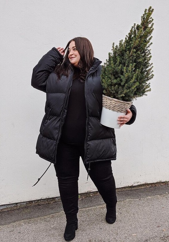 Девушка plus size в черной куртке