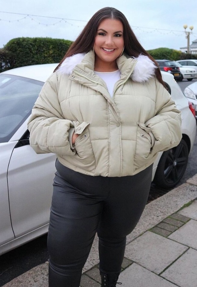 Девушка plus size в белом пуховике