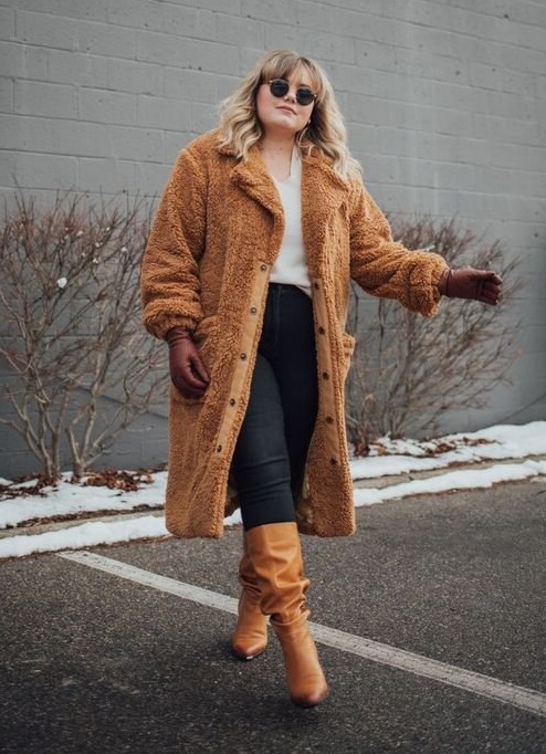 Полная девушка в теплом пальто