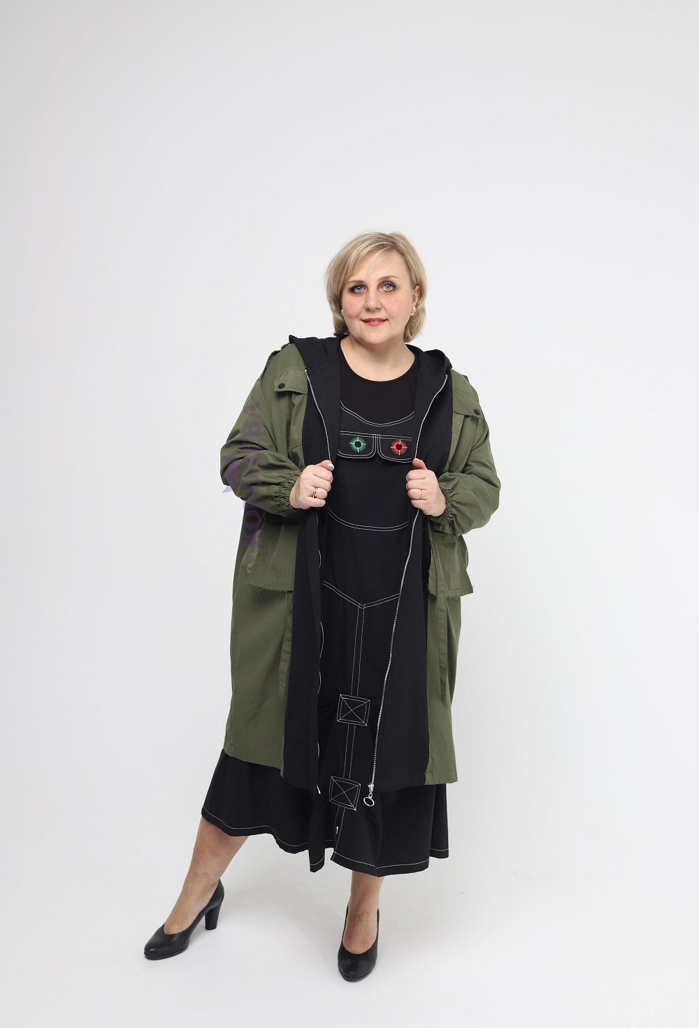 Стильная длинная куртка болотного цвета с черными вставками и капюшоном на молнии с поясом