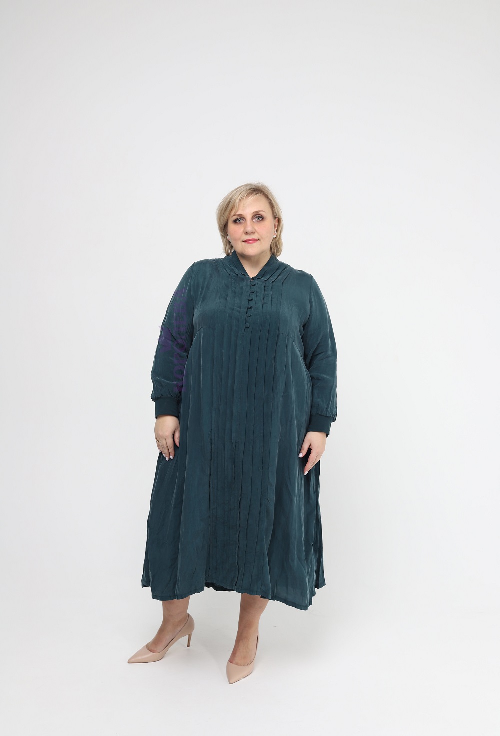 Элегантное синее длинное свободное платье с высоким вырезом горловины и пуговицами