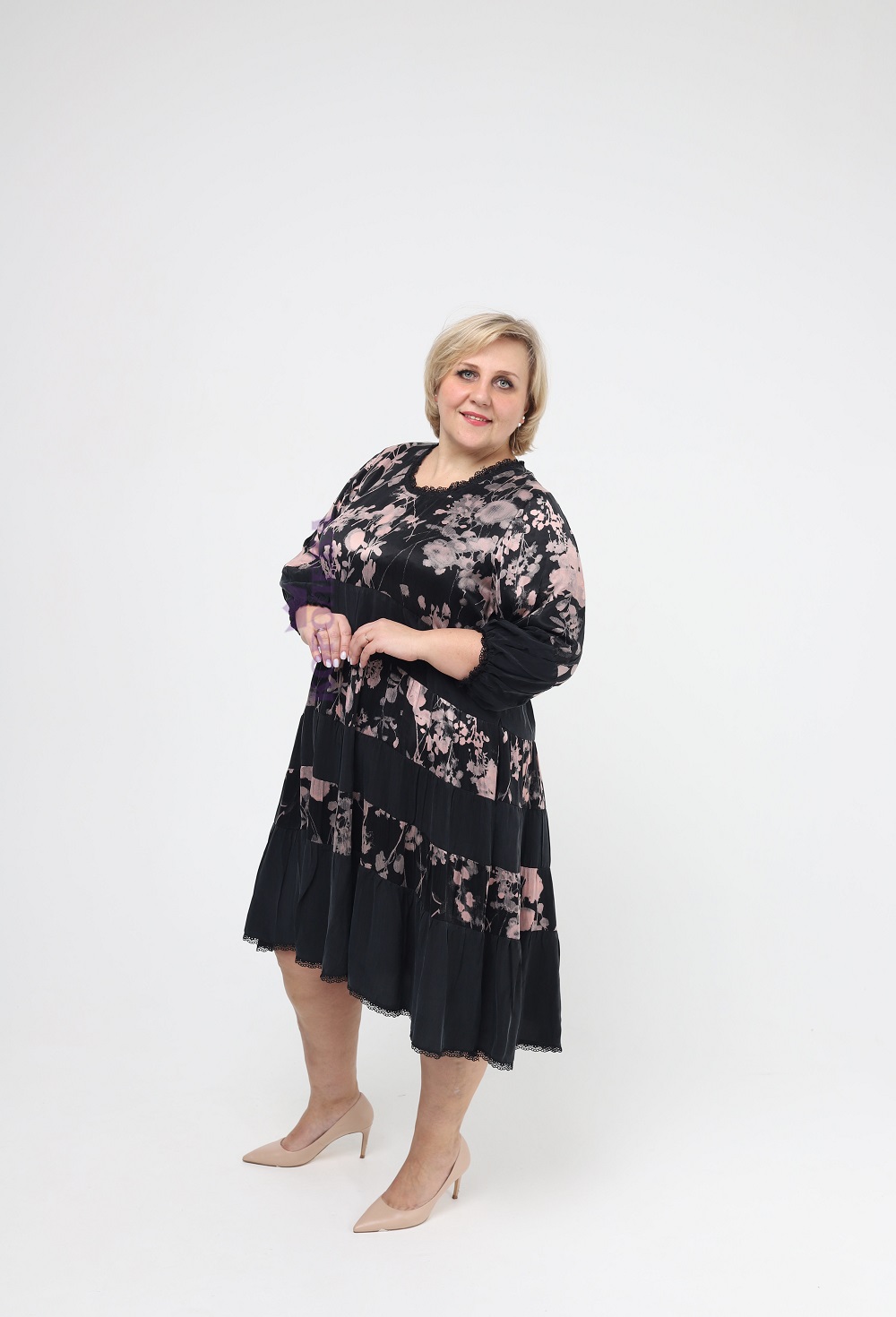 Элегантное свободное черное платье до колен с изображением цветов и круглым вырезом