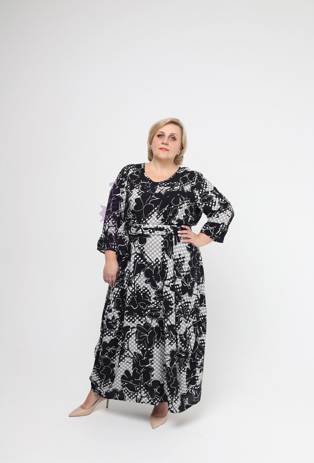 Клетчатое платье с черными цветами до пят, с круглым вырезом