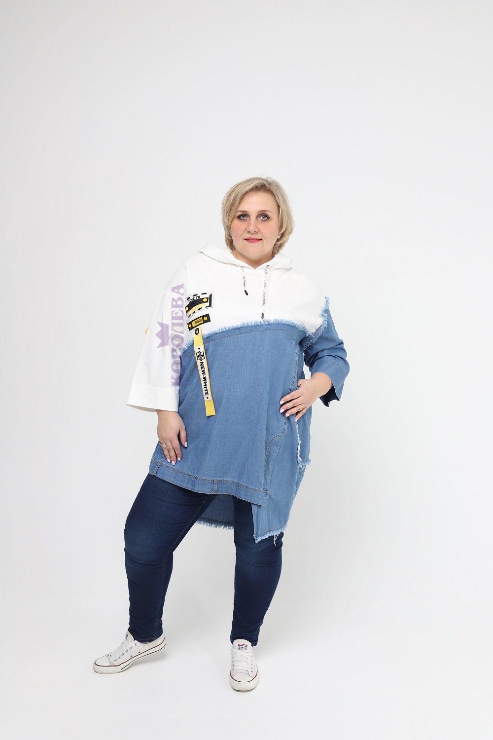 Стильная белая толстовка с вставкой из денима, капюшоном и яркой нашивкой