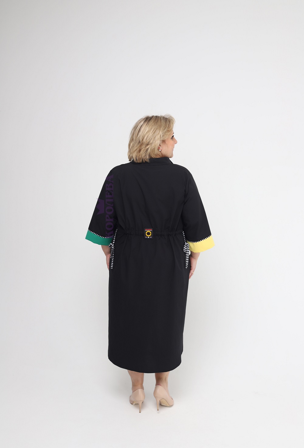 Стильное свободное черное платье с принтом, слегка приталенное с разрезами и воротником