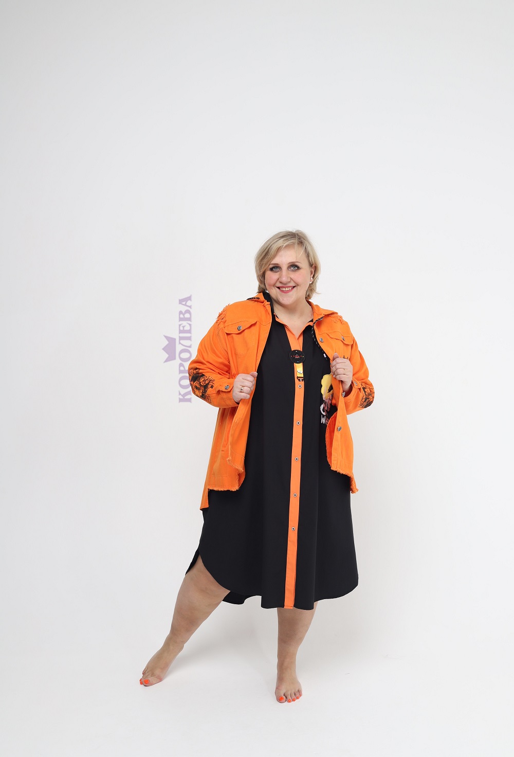 Оранжевая куртка на пуговицах с черными узорами и капюшоном