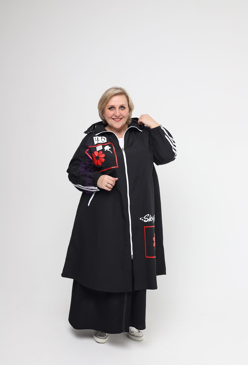 Стильный плащ клеш на молнии с принтами и блестящим капюшоном