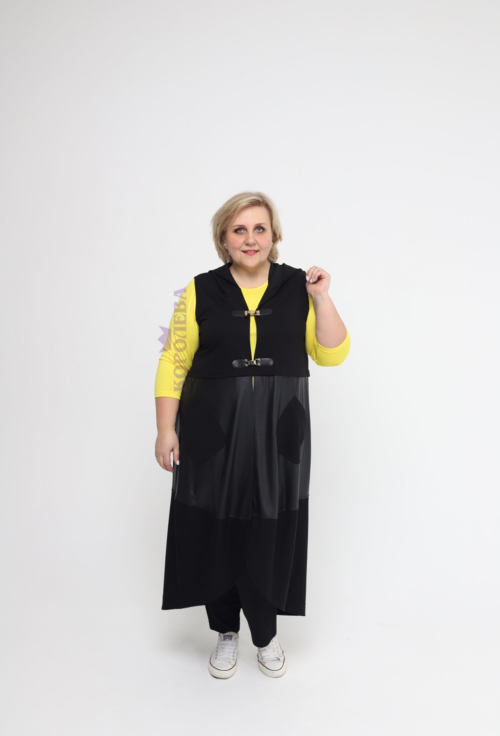 Элегантная черная накидка на застежках с капюшоном без рукавов