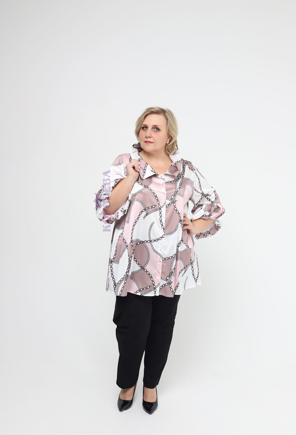 Изящная разноцветная блузка на пуговицах с классическим воротником