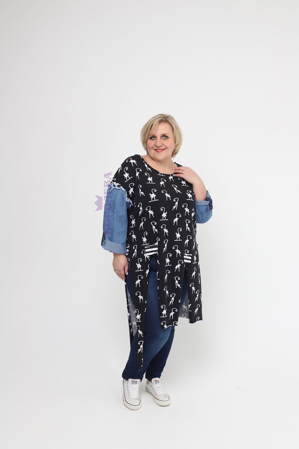 Изысканная черная туника с изображением котиков и рукавами из джинса