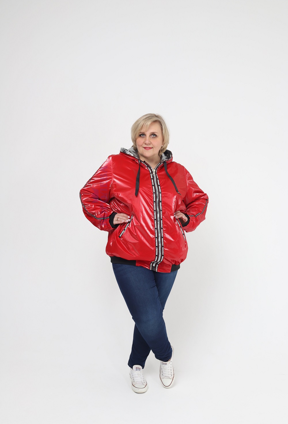 Красная блестящая куртка с подкладкой цвета металлик на молнии