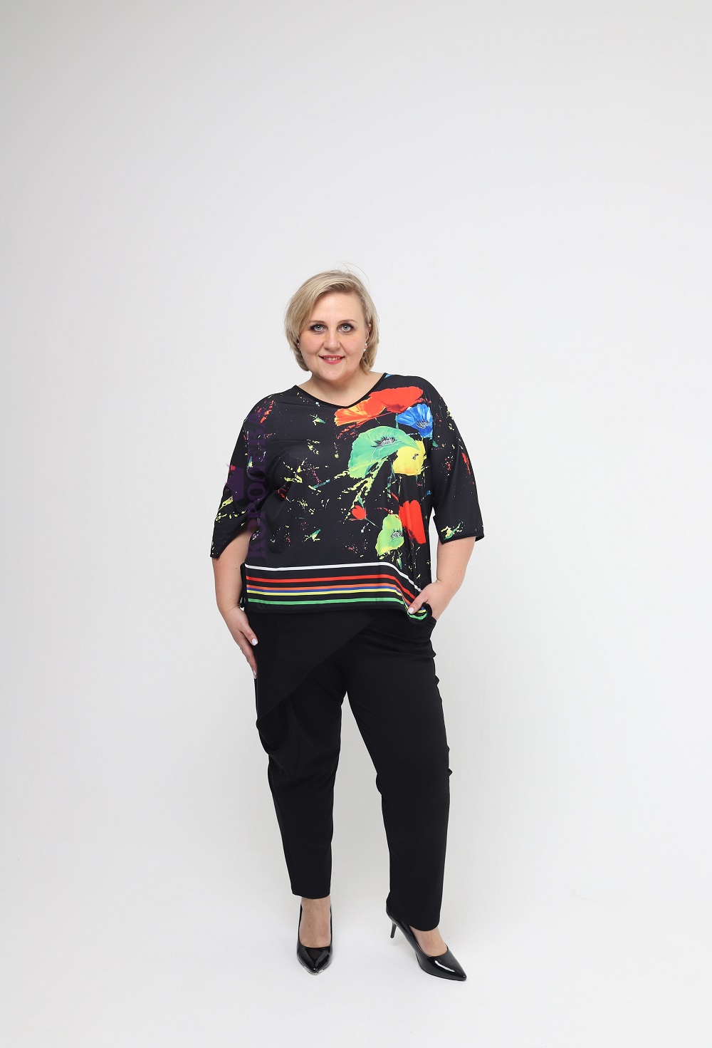 Элегантная черная туника с изображением цветов