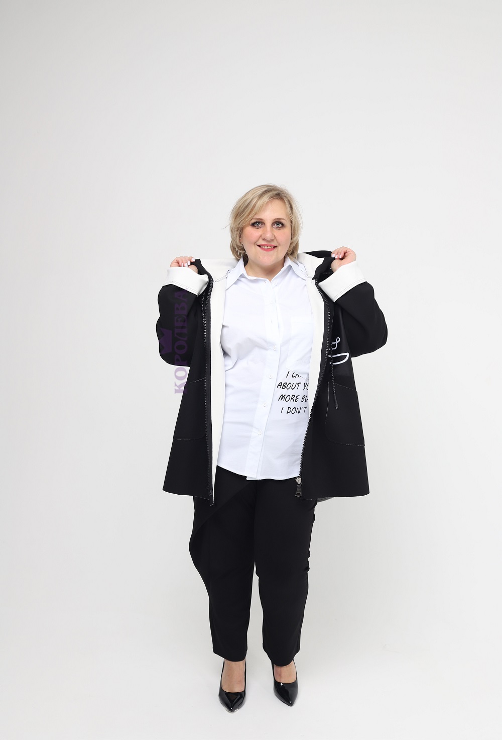 Короткое черное пальто с белой подкладкой на молнии с капюшоном и вставкой слева