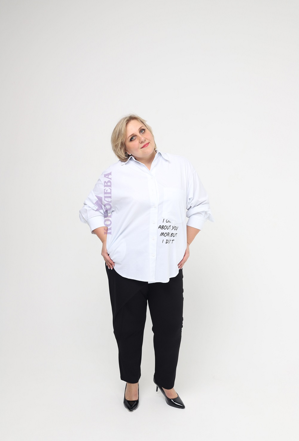 Стильная белая рубашка с надписью слева и классическим воротником