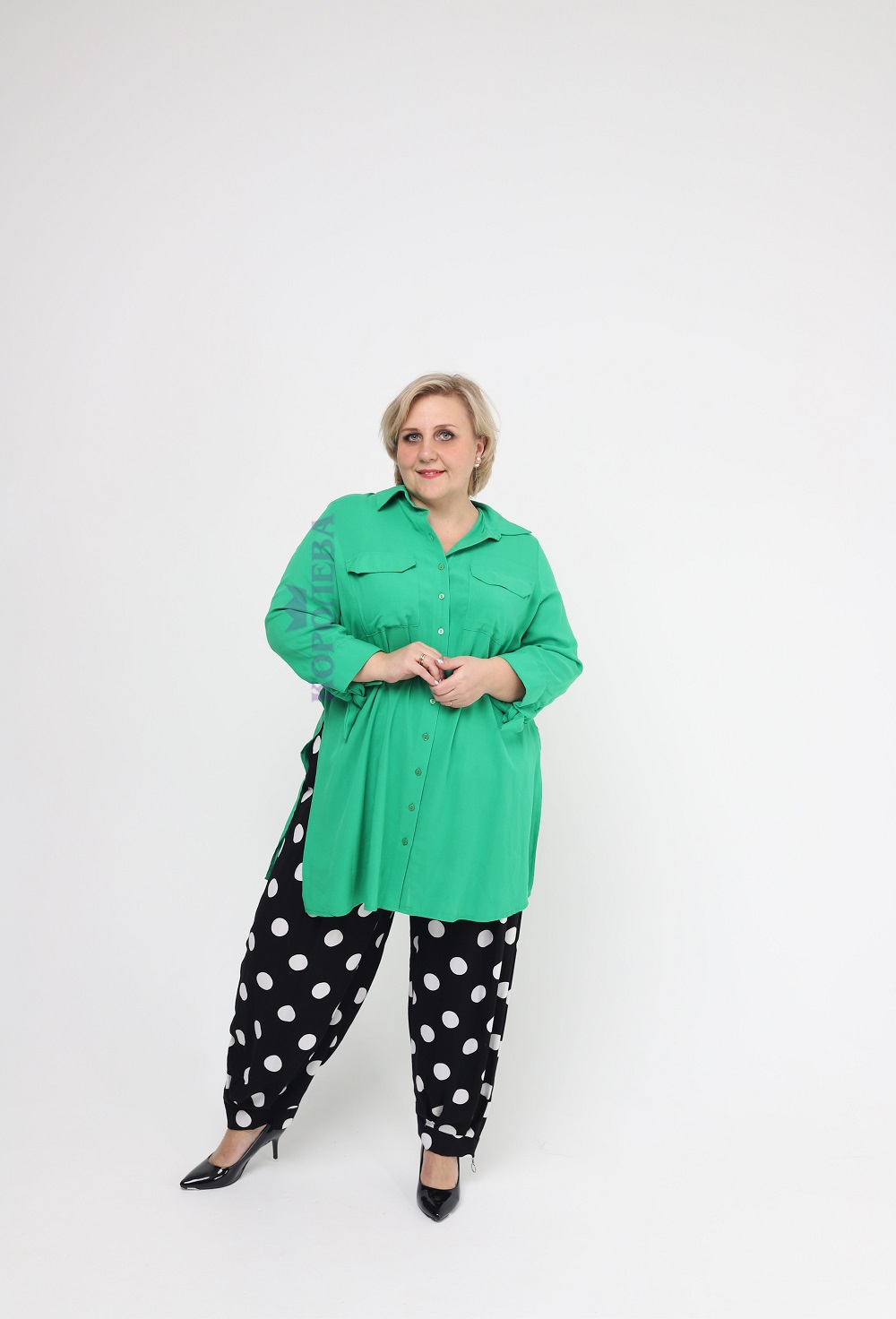 Элегантная бирюзовая длинная рубашка на пуговицах с разрезами до талии по бокам и классическим воротником