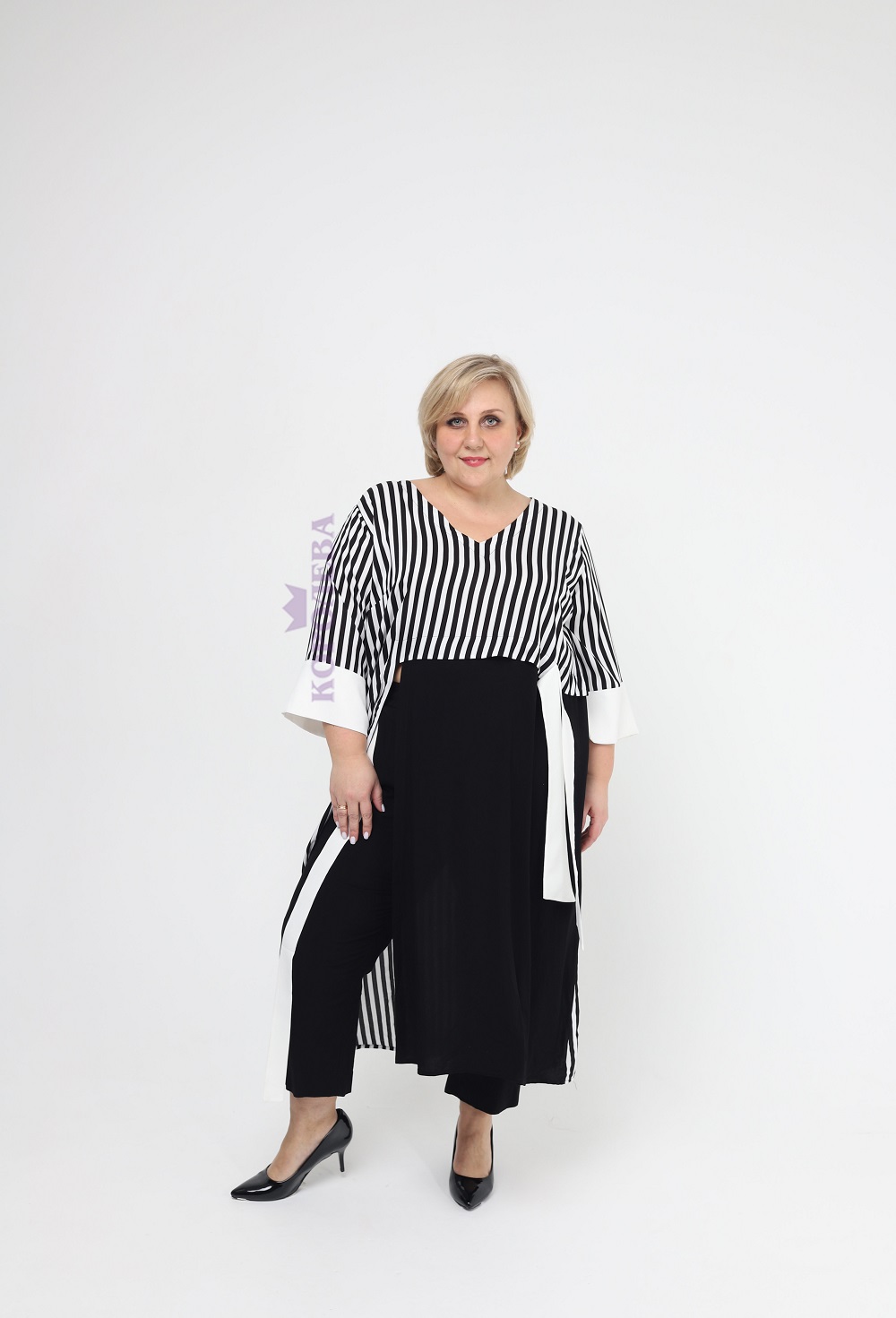 Элегантное полосатое платье с черной вставкой спереди, разрезами и изящным вырезом