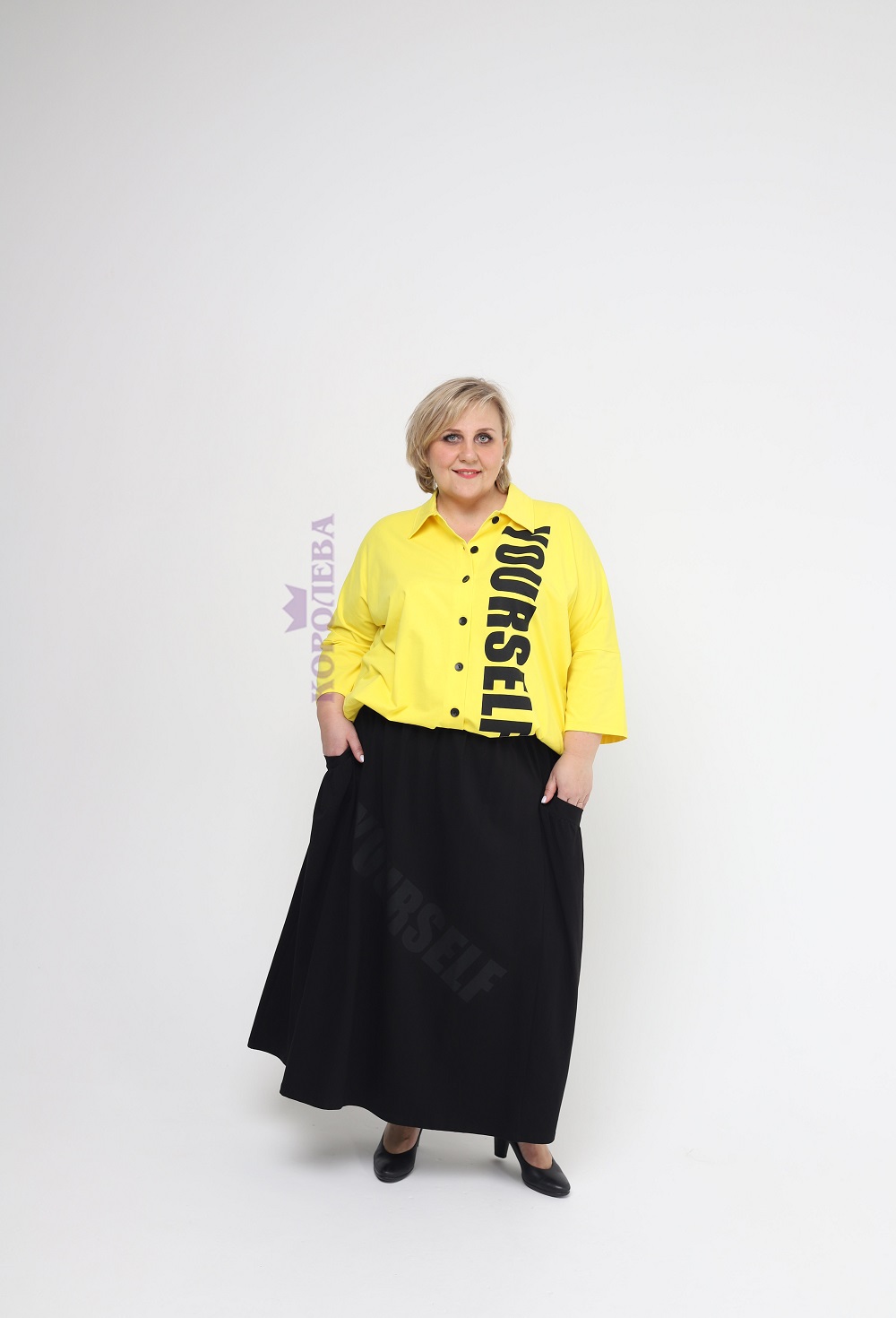 Стильная желтая блуза на заклепках с черной надписью и классическим воротником