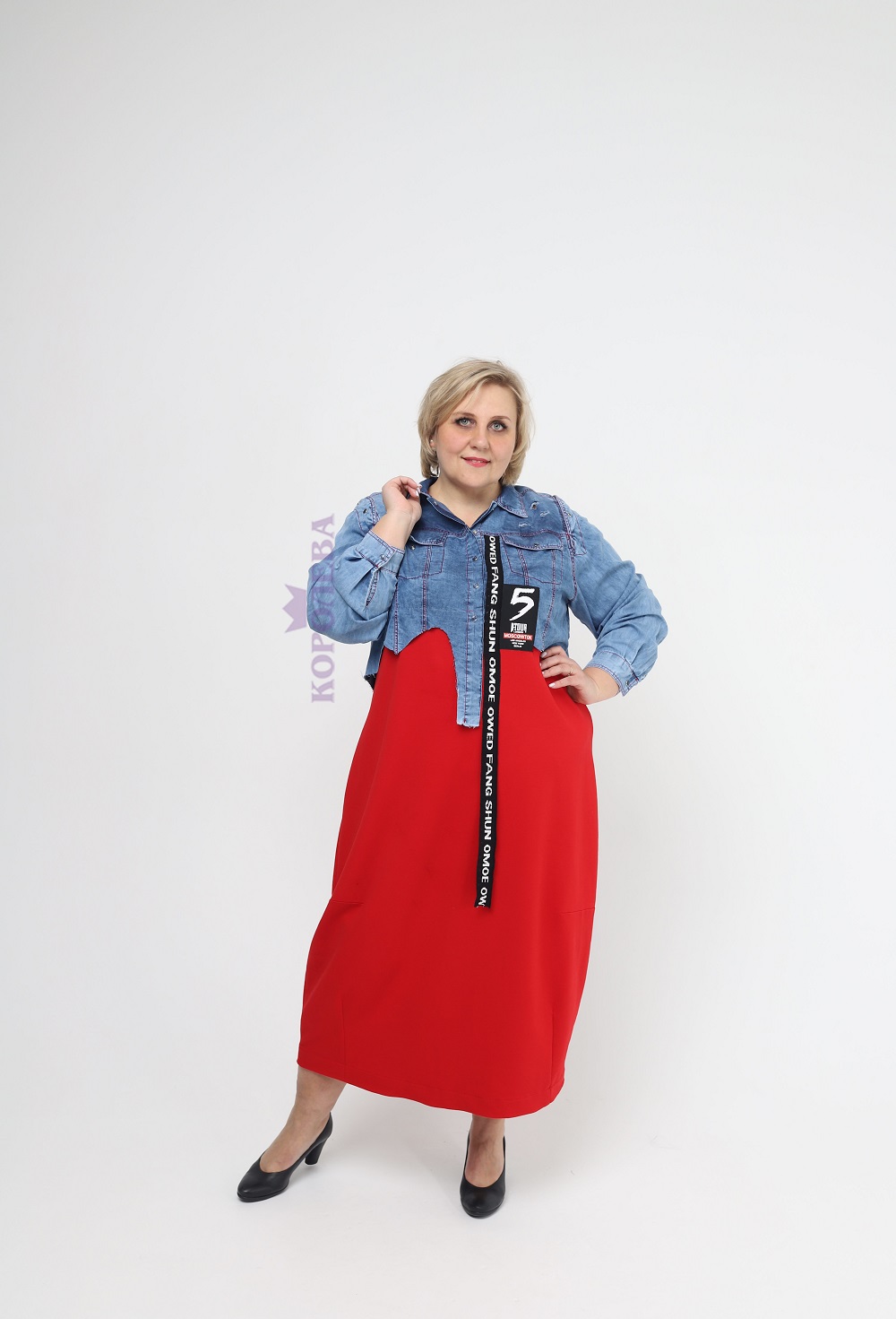 Длинное платье с красным низом и джинсовым верхом