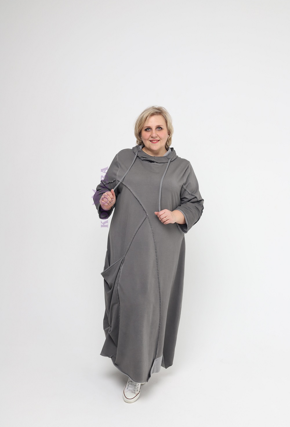 Серое платье-балахон Бохо до пят с капюшоном и высоким вырезом