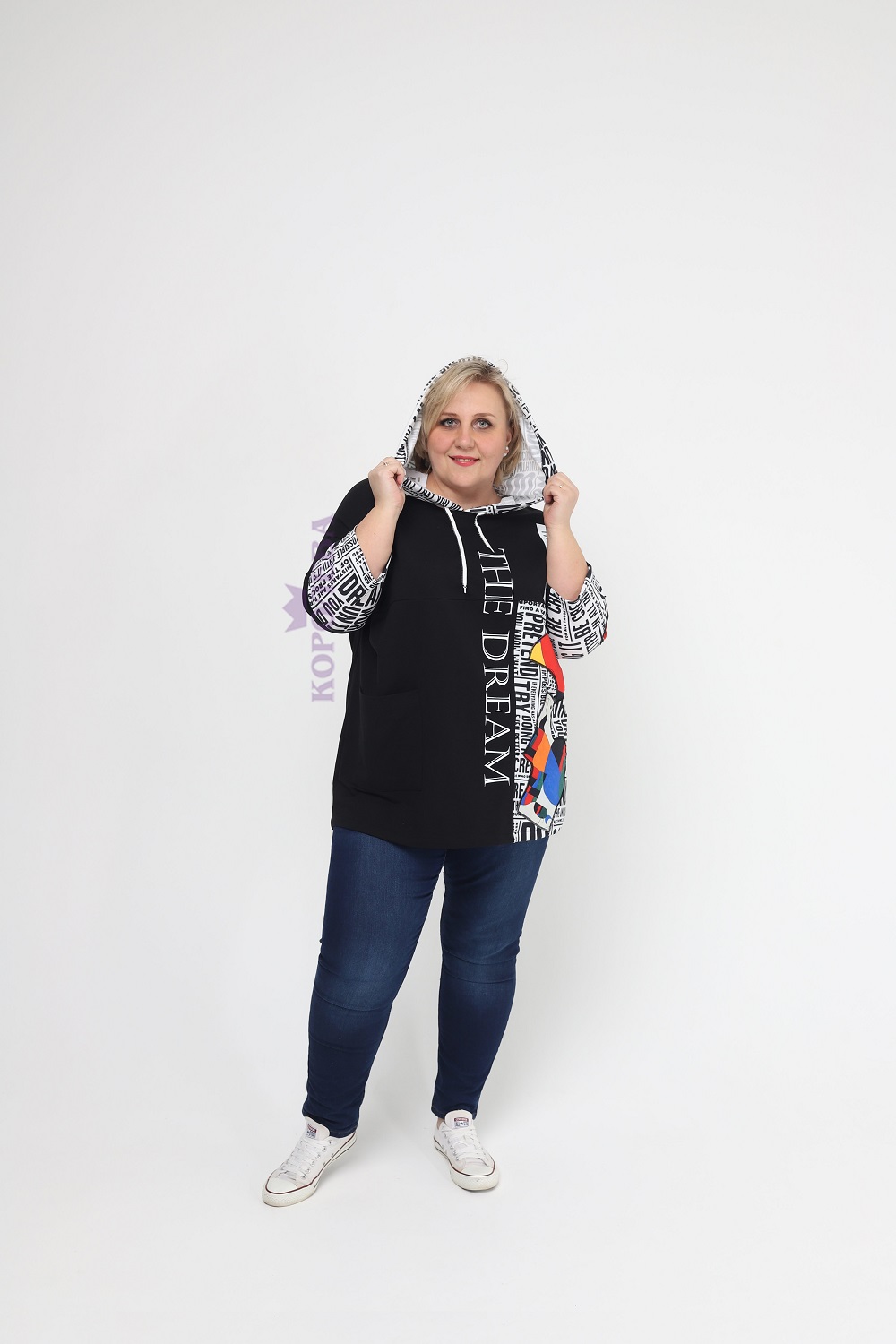 Молодежная черная толстовка с ярким принтом и капюшоном