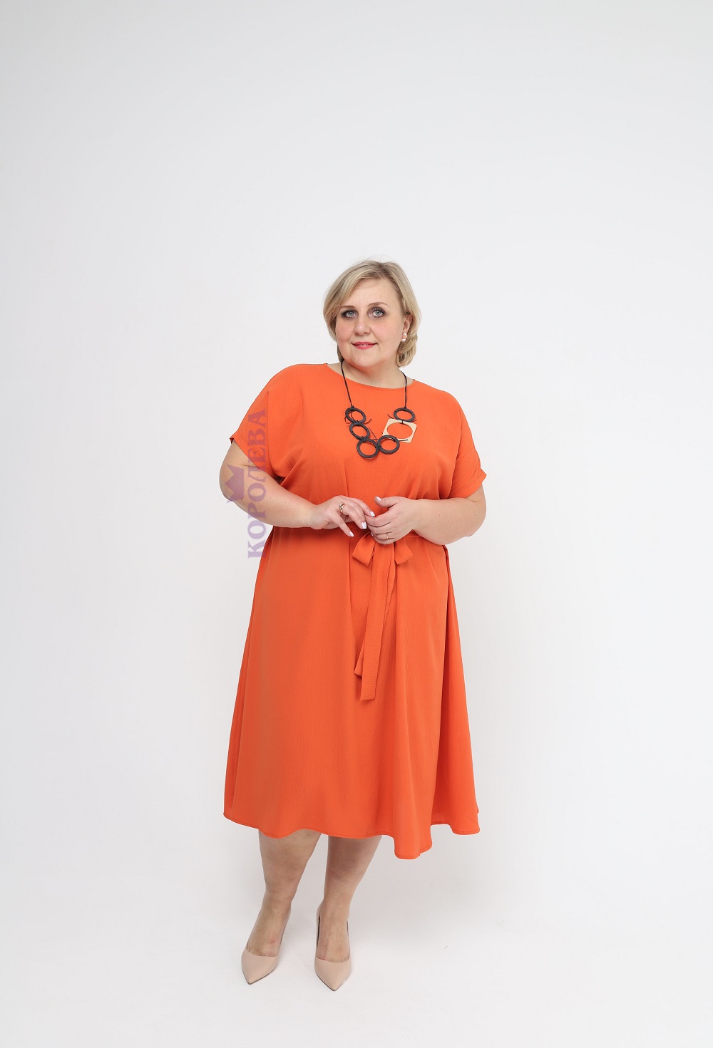 Стильное оранжевое платье клеш до колен с высоким вырезом и поясом на талии